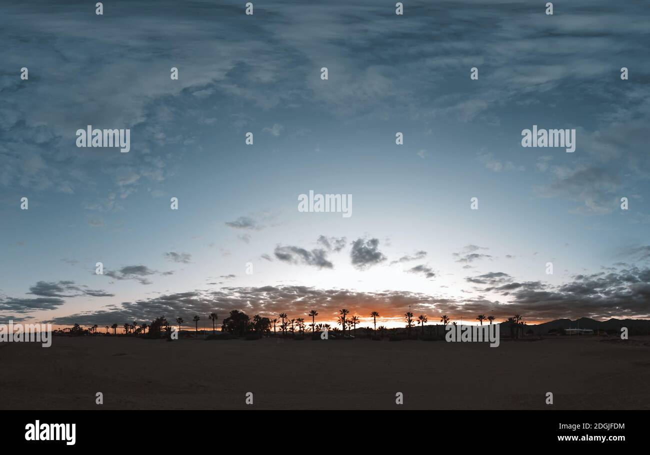 Cielo con nuvole al tramonto nel deserto. Foto Stock