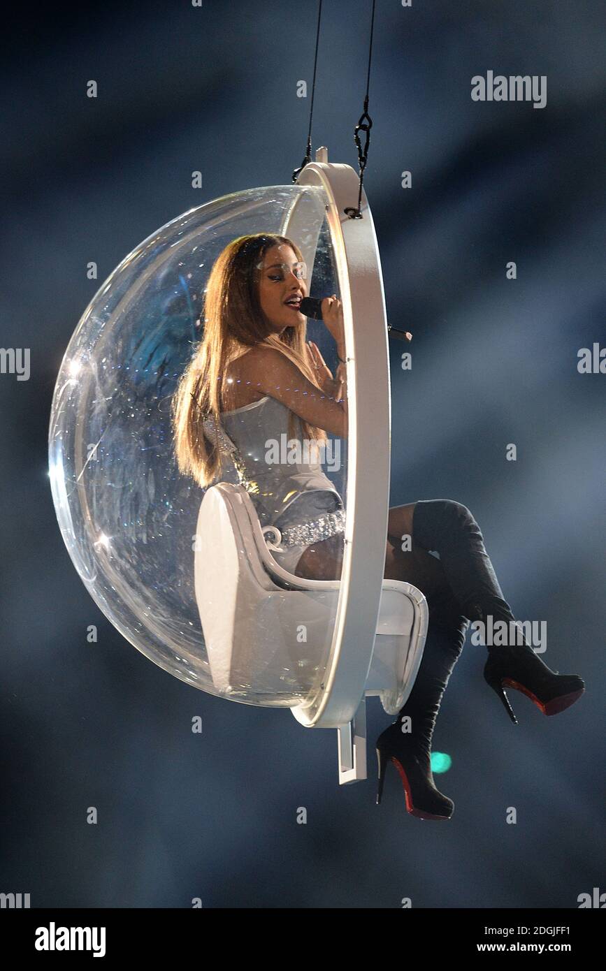 Ariana Grande si esibisce durante i MTV Europe Music Awards 2014 presso la SSE Hydro di Glasgow, Scozia. Foto Stock