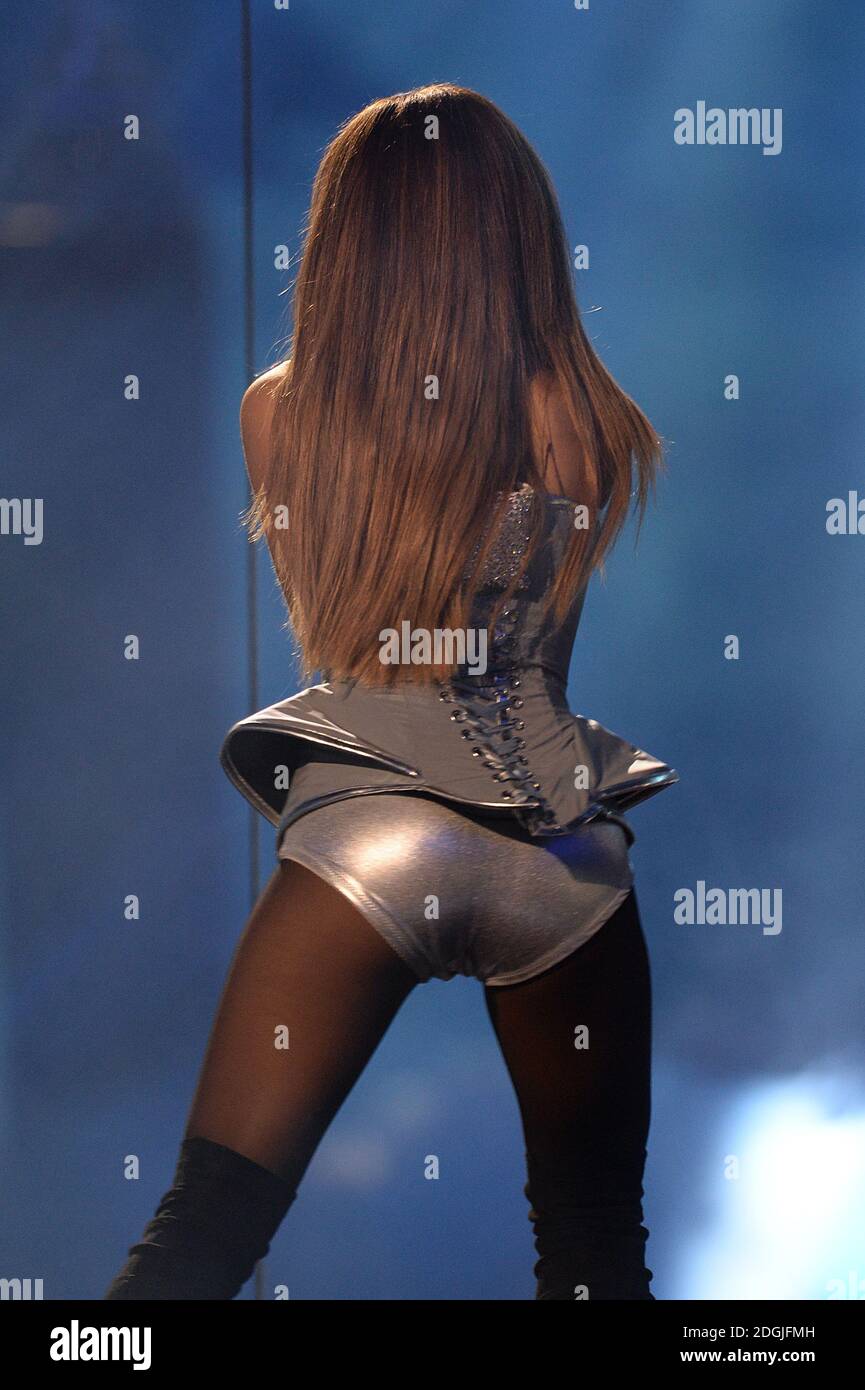 Ariana Grande si esibisce durante i MTV Europe Music Awards 2014 presso la SSE Hydro di Glasgow, Scozia. Foto Stock