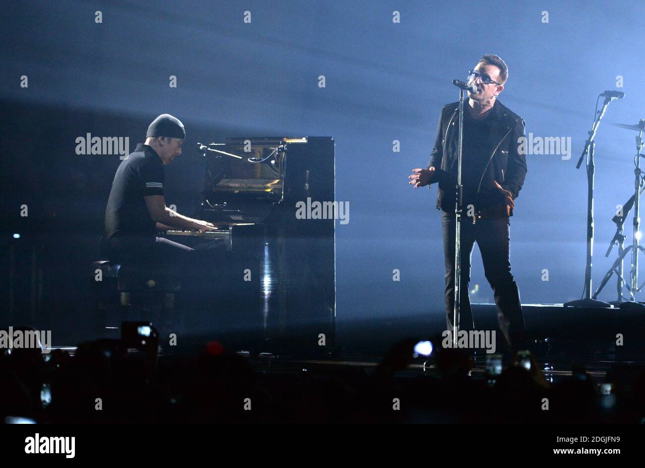 Gli U2 si esibiscono in occasione dei MTV Europe Music Awards 2014 presso la SSE Hydro di Glasgow, Scozia. Foto Stock