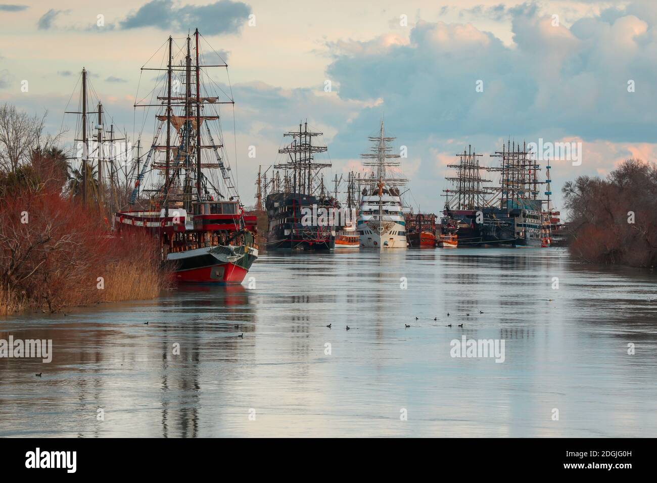 Nave pirata in attesa sul bordo del fiume a. Giorno di tramonto a Manavgat Antalya Foto Stock