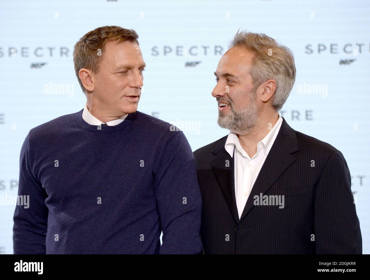 Daniel Craig e Sam Mendes partecipano all'annuncio dal vivo DI BOND 24 per segnare l'inizio della produzione del 24° film di Bond tenuto a Pinewood Studios, Londra il titolo e il cast del 24° film di Bond sono stati rivelati, segnando l'inizio della fotografia principale lunedì 8 dicembre Foto Stock