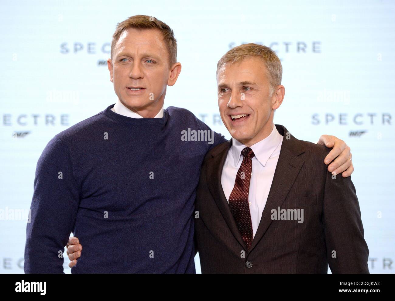 Daniel Craig e Christoph Waltz partecipano all'annuncio dal vivo DI BOND 24 per segnare l'inizio della produzione del 24° film di Bond tenuto a Pinewood Studios, Londra il titolo e il cast del 24° film di Bond sono stati rivelati, segnando l'inizio della fotografia principale lunedì 8 dicembre Foto Stock