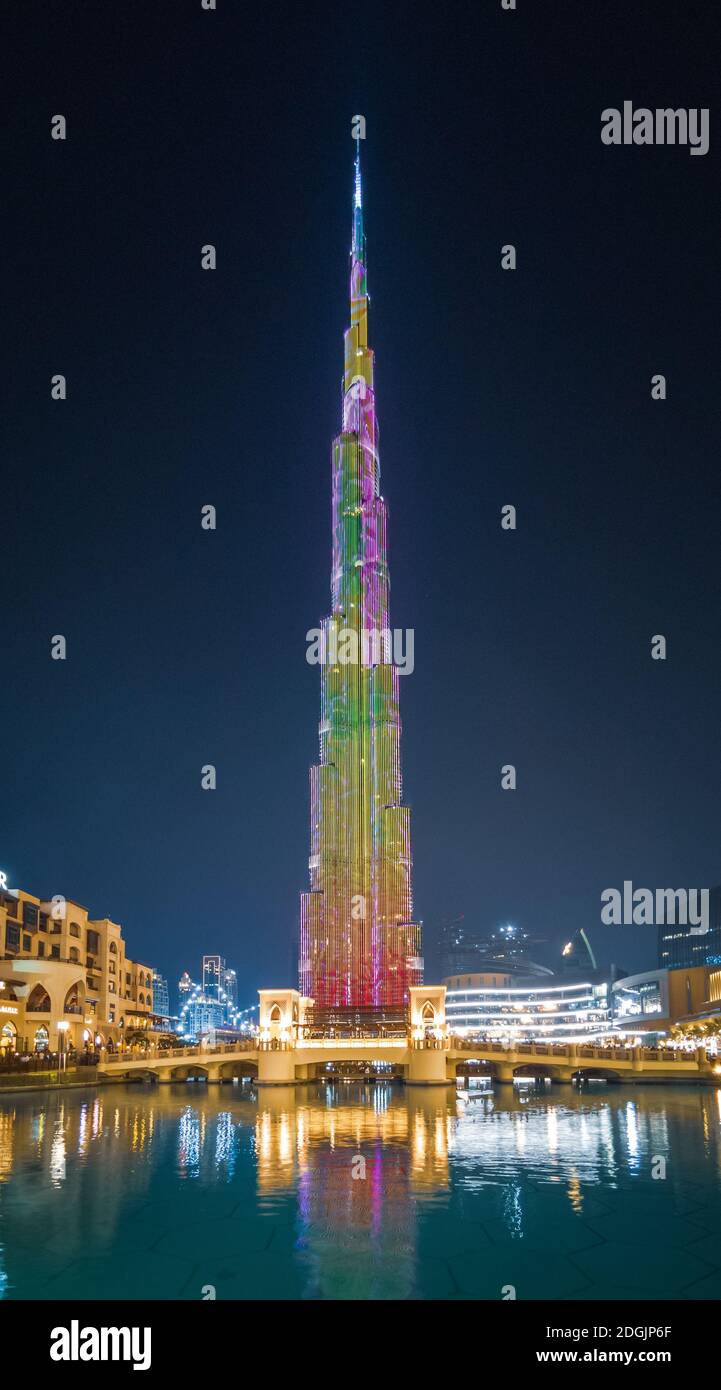 DUBAI, EMIRATI ARABI Uniti - 21 dicembre 2018: Vista generale dello spettacolo di luci Burj Khalifa di notte. Foto Stock