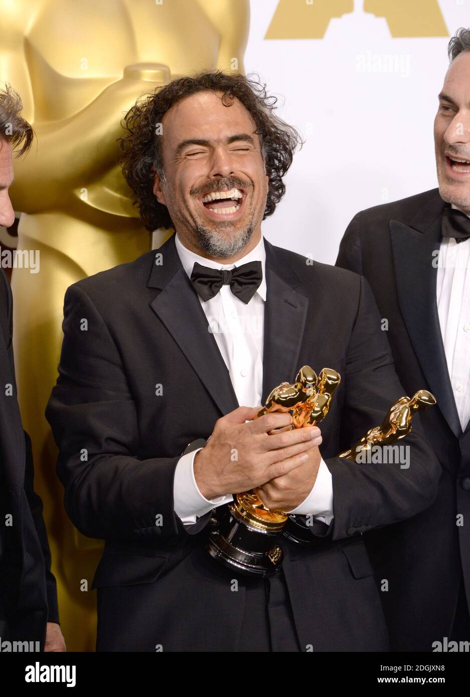 Alejandro G. Inarritu innesca le sue tre statue Oscar per miglior regista, miglior sceneggiatura originale e miglior immagine (Birdman), nella sala stampa del 87esimo Academy Awards tenutosi al Dolby Theatre di Hollywood, Los Angeles, CA, USA, 22 febbraio 2015. Foto Stock