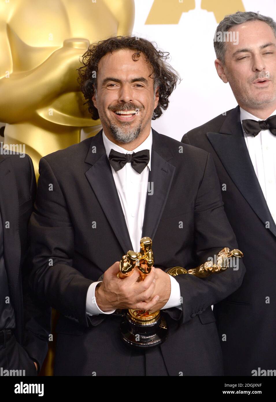 Alejandro G. Inarritu innesca le sue tre statue Oscar per miglior regista, miglior sceneggiatura originale e miglior immagine (Birdman), nella sala stampa del 87esimo Academy Awards tenutosi al Dolby Theatre di Hollywood, Los Angeles, CA, USA, 22 febbraio 2015. Foto Stock