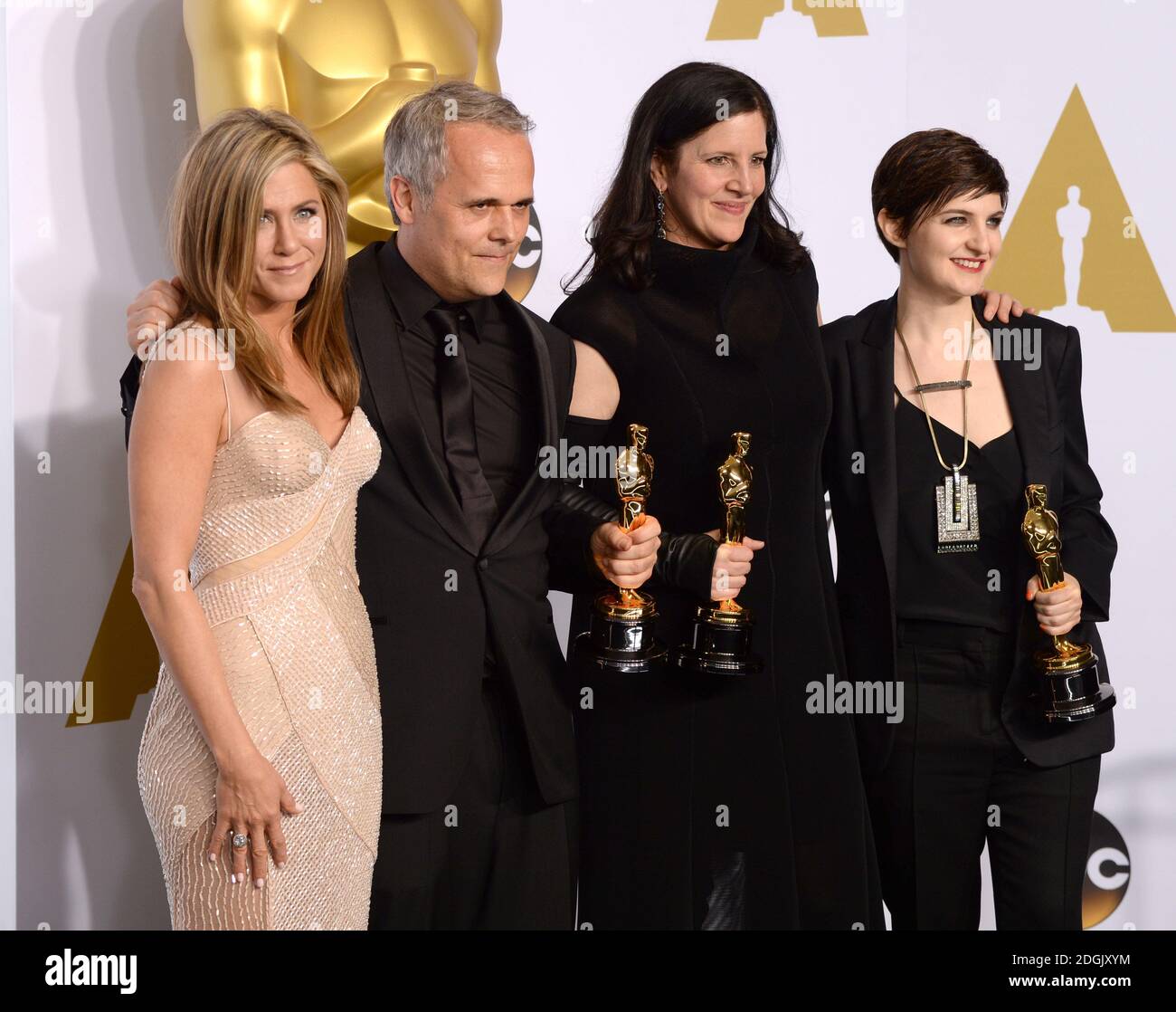 Jennifer Aniston (a sinistra) presenta il miglior premio documentario per 'Citizenfour' a Laura Poitras (seconda a destra), Dirk Wilutzky e Mathilde Bonnefoy (all'estrema destra), nella sala stampa dell'87th Academy Awards tenutosi al Dolby Theatre di Hollywood, Los Angeles, CA, USA, 22 febbraio 2015. Foto Stock