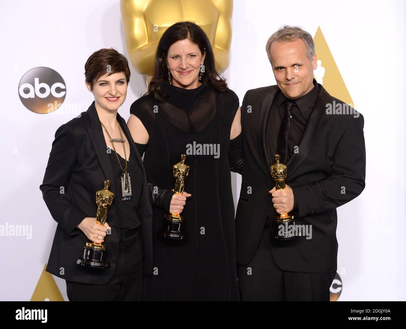 Laura Poitras, Dirk Wilutzky e Mathilde Bonnefoy (a sinistra) con il miglior titolo documentario per 'Citizenfour', nella sala stampa dell'87esimo Academy Awards tenutosi al Dolby Theatre di Hollywood, Los Angeles, CA, USA, 22 febbraio 2015. Foto Stock
