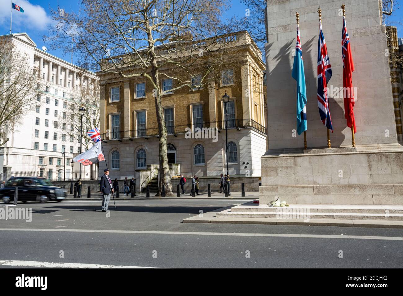 Londra, UK - 25 marzo 2019: Il veterano di Lone rende omaggio e conduce il silenzio davanti al memoriale di Cenotaph a Whitehall, Londra per ricordare il comr caduto Foto Stock