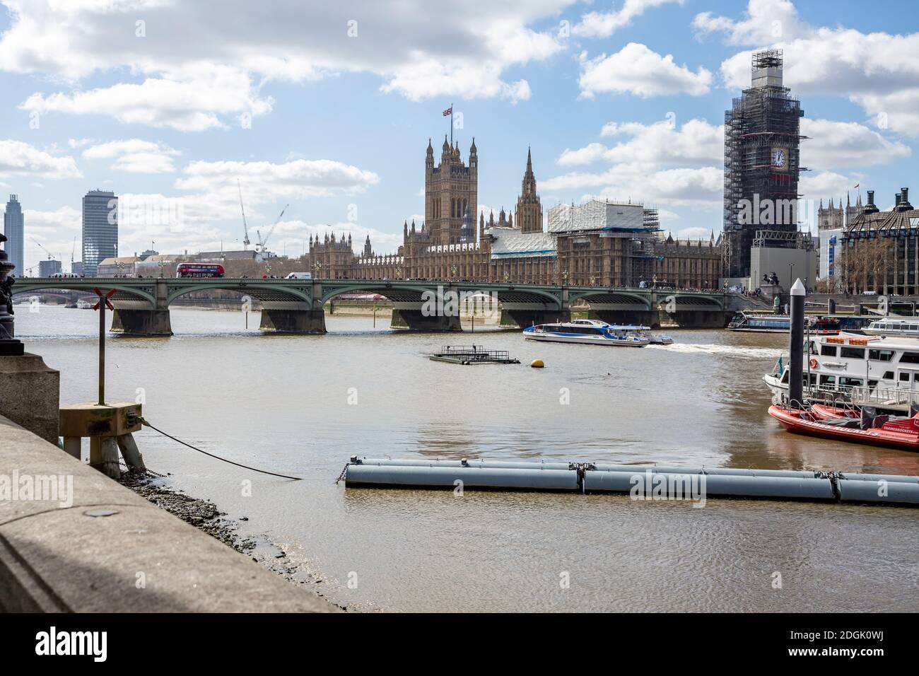 LONDRA, Regno Unito - 25 marzo 2019: Costruzione di ponteggi di ristrutturazione Big ben con la Camera del Parlamento in vista dal ponte di Westminster sopra la Tha Foto Stock