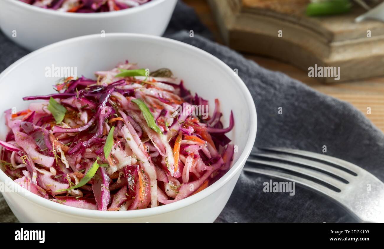 Insalata di cavolo con cavolo fresco e cipolle verdi. Foto Stock