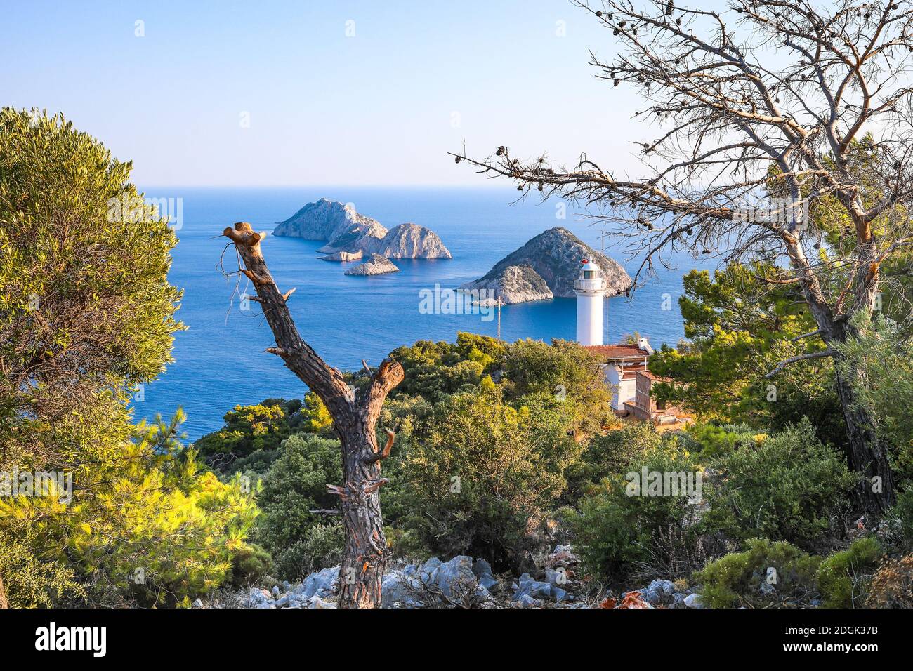 Faro di Gelidonya a Karaoz, Antalya, Turchia di fronte al Mar Mediterraneo e tre isole sulla Via Licia. Foto Stock