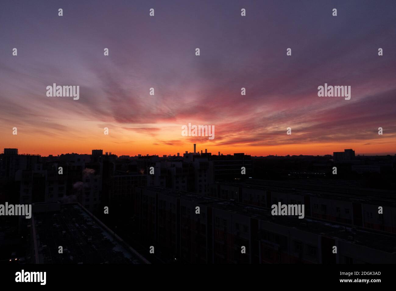Nel primo inverno, una bella mattina bagliore appeares a Pechino, Cina, 30 novembre 2020. Foto Stock