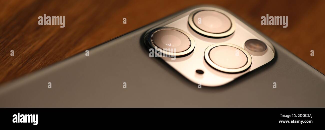 Nuovo modello Apple iphone sdraiato sul tavolo a casa primo piano Foto Stock