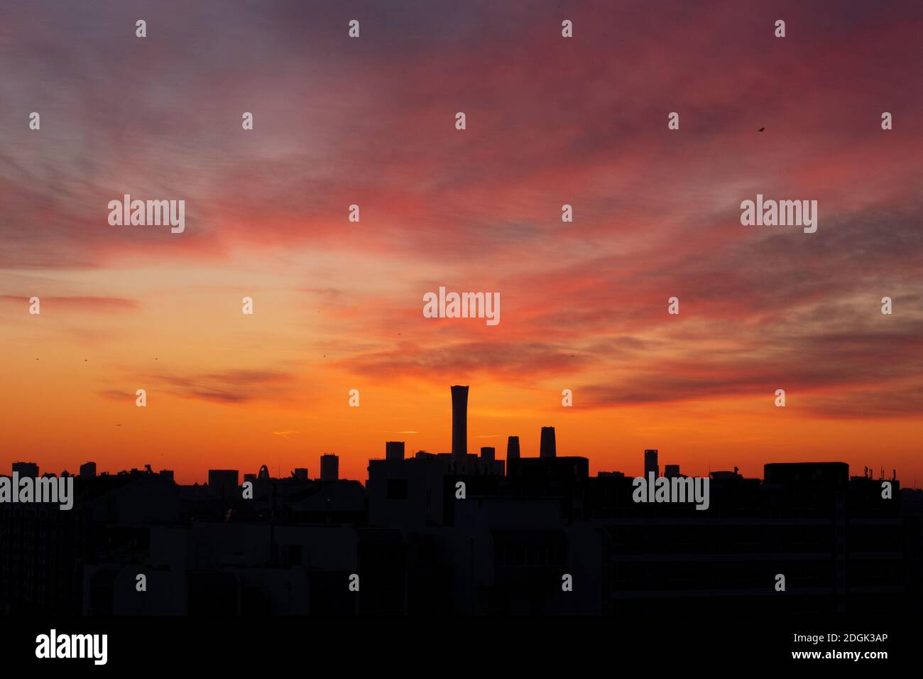 Nel primo inverno, una bella mattina bagliore appeares a Pechino, Cina, 30 novembre 2020. Foto Stock