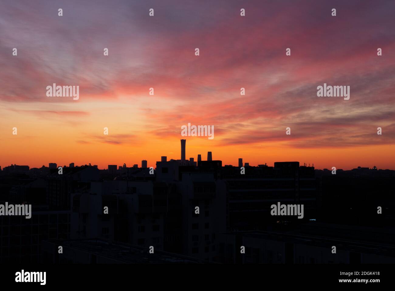 Nel primo inverno, una bella mattina bagliore appeares a Pechino, Cina, 30 novembre 2020. Foto Stock