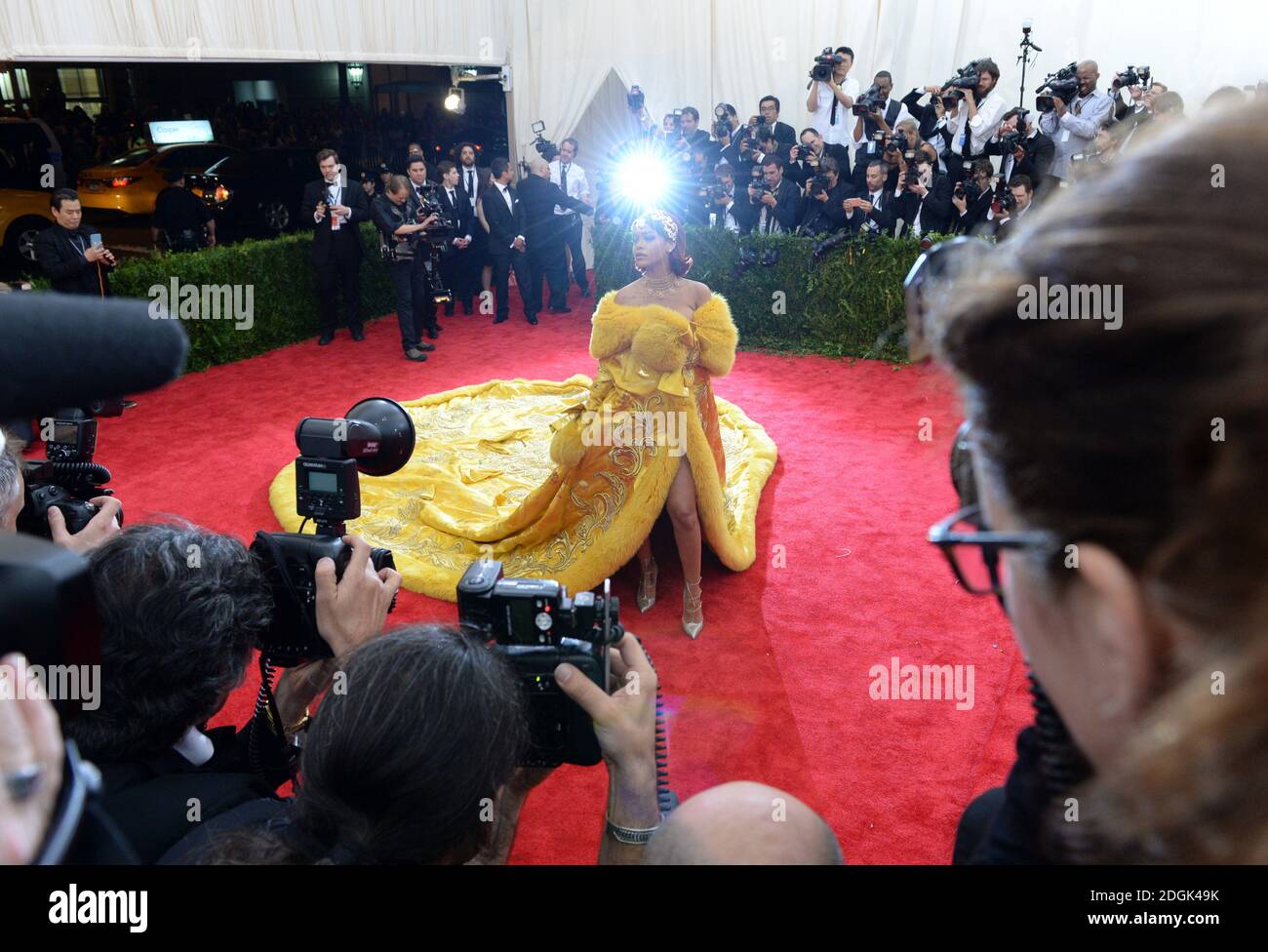 Rihanna partecipa al Metropolitan Museum of Art Met Gala, a New York City, USA. (Credito obbligatorio: Doug Peters/EMPICS Entertainment) Foto Stock