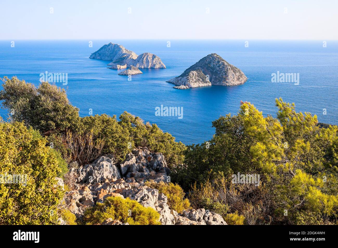 Faro di Gelidonya a Karaoz, Antalya, Turchia di fronte al Mar Mediterraneo e tre isole sulla Via Licia. Foto Stock