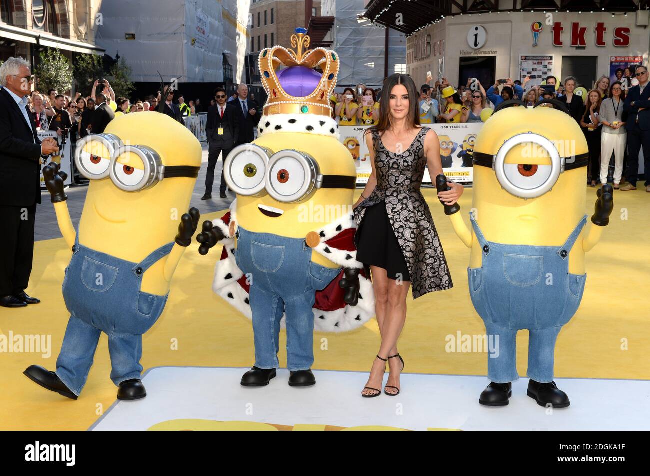 Sandra Bullock con i Minions Bob, Kevin e Stuart al Minions UK Film Premiere tenuto al cinema Odeon Leicester Square, Londra (credito obbligatorio: DOUG PETERS/ EMPICS Entertainment) Foto Stock