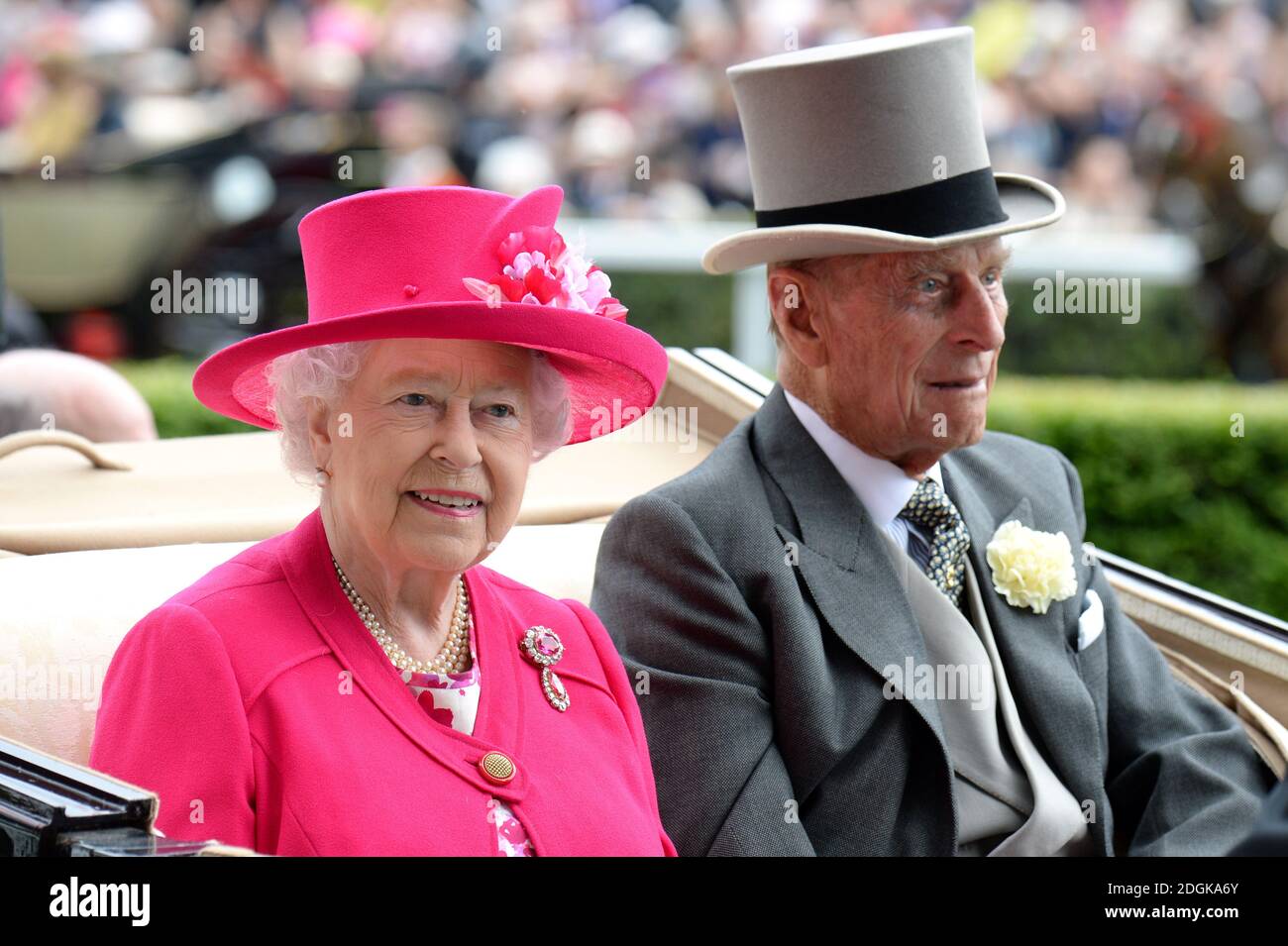 La regina Elisabetta II e il principe Filippo, duca di Edimburgo durante la processione reale prima dell'inizio delle corse dei giorni. (Credito obbligatorio: DOUG PETERS/EMPICS Entertainment) Foto Stock