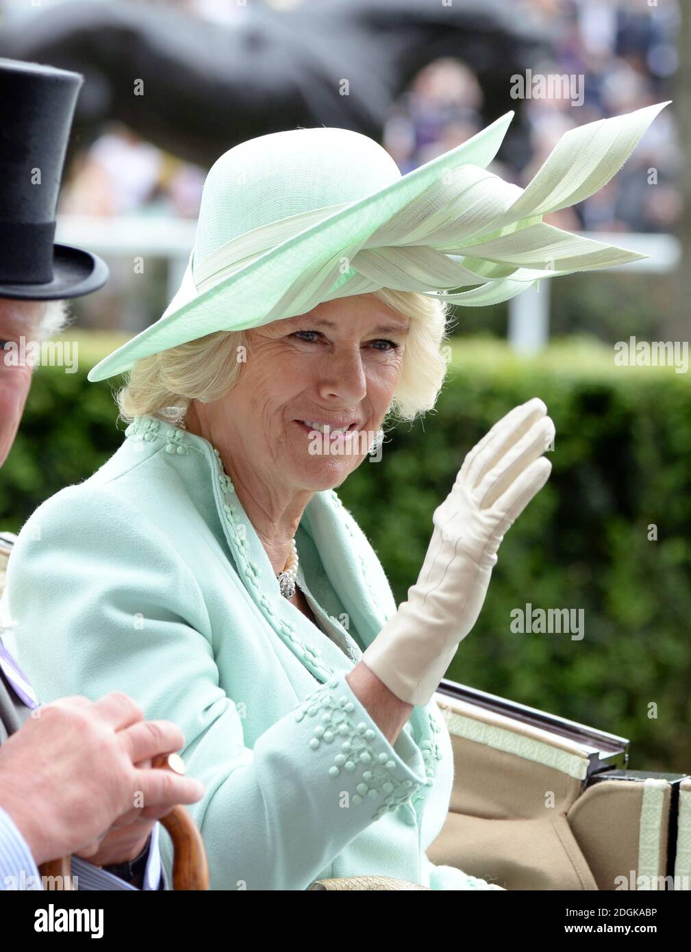La Regina Elisabetta II partecipa al primo giorno del Royal Ascot, Ippodromo di Ascot, Londra. (Credito obbligatorio: DOUG PETERS/EMPICS Entertainment) Foto Stock
