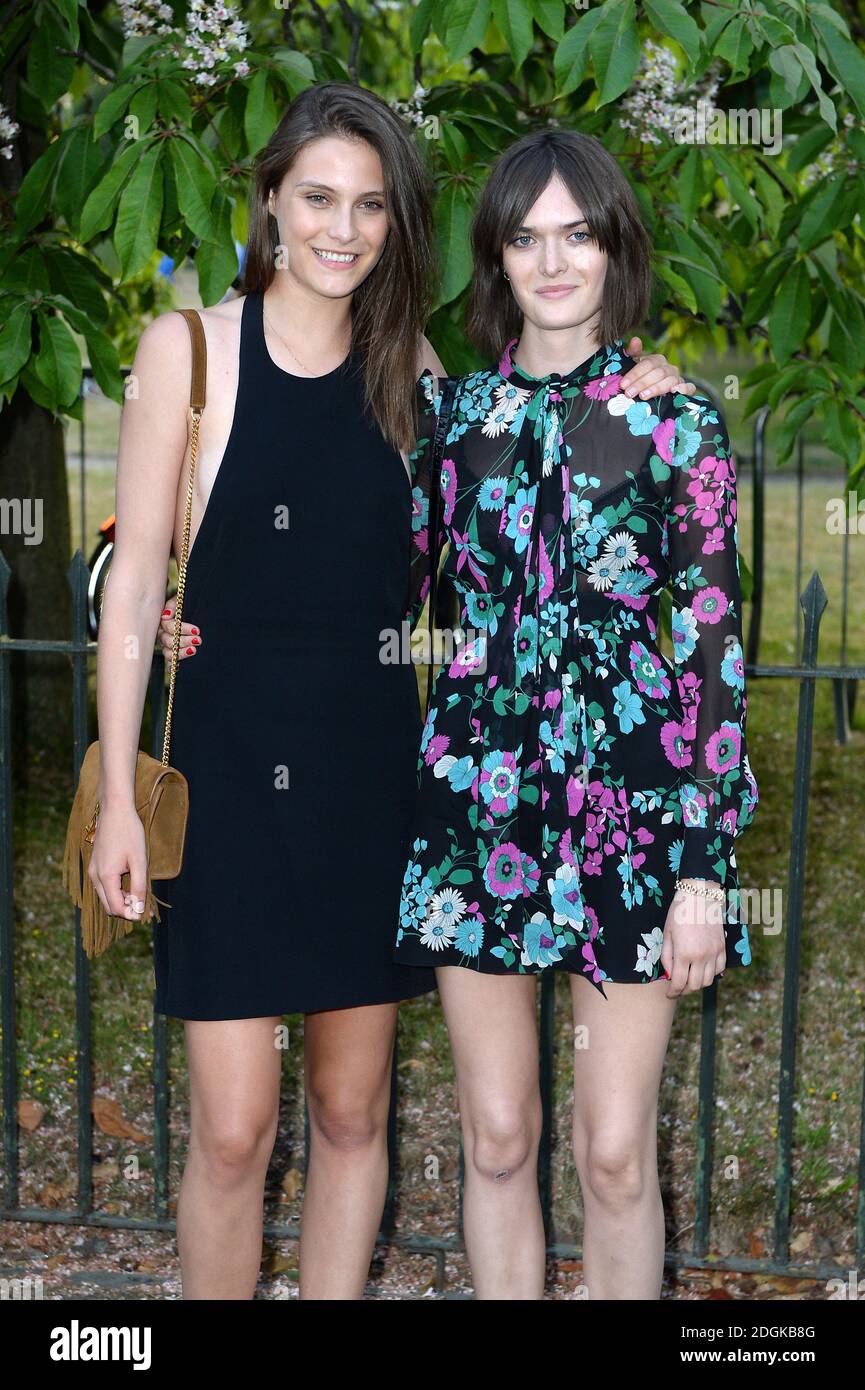 Sam Rollinson e Charlotte Wiggins (a sinistra) arrivando al Serpentine Gallery Summer Party, Hyde Park, Londra. Foto Stock