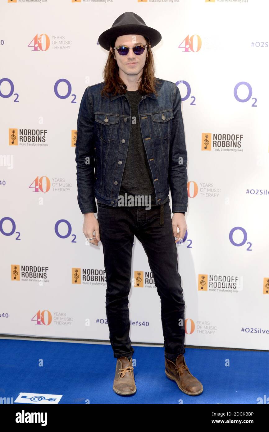 James Bay partecipa al Nordoff Robbins O2 Silver Clef Awards 2015, tenutosi al Grosvenor House Hotel, Park Lane, Londra. (Credito obbligatorio: DOUG PETERS/EMPICS Entertainment) Foto Stock