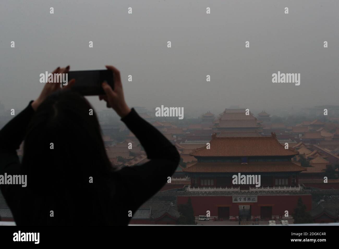 --FILE--guardando verso il basso dal Wanchun Pavilion nel Parco di Jingshan, la Città Proibita è avvolta nello smog, e l'allarme giallo per l'inquinamento atmosferico pesante è s Foto Stock