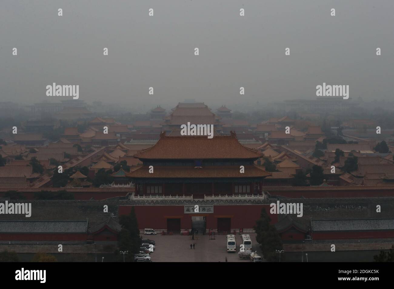 --FILE--guardando verso il basso dal Wanchun Pavilion nel Parco di Jingshan, la Città Proibita è avvolta nello smog, e l'allarme giallo per l'inquinamento atmosferico pesante è s Foto Stock