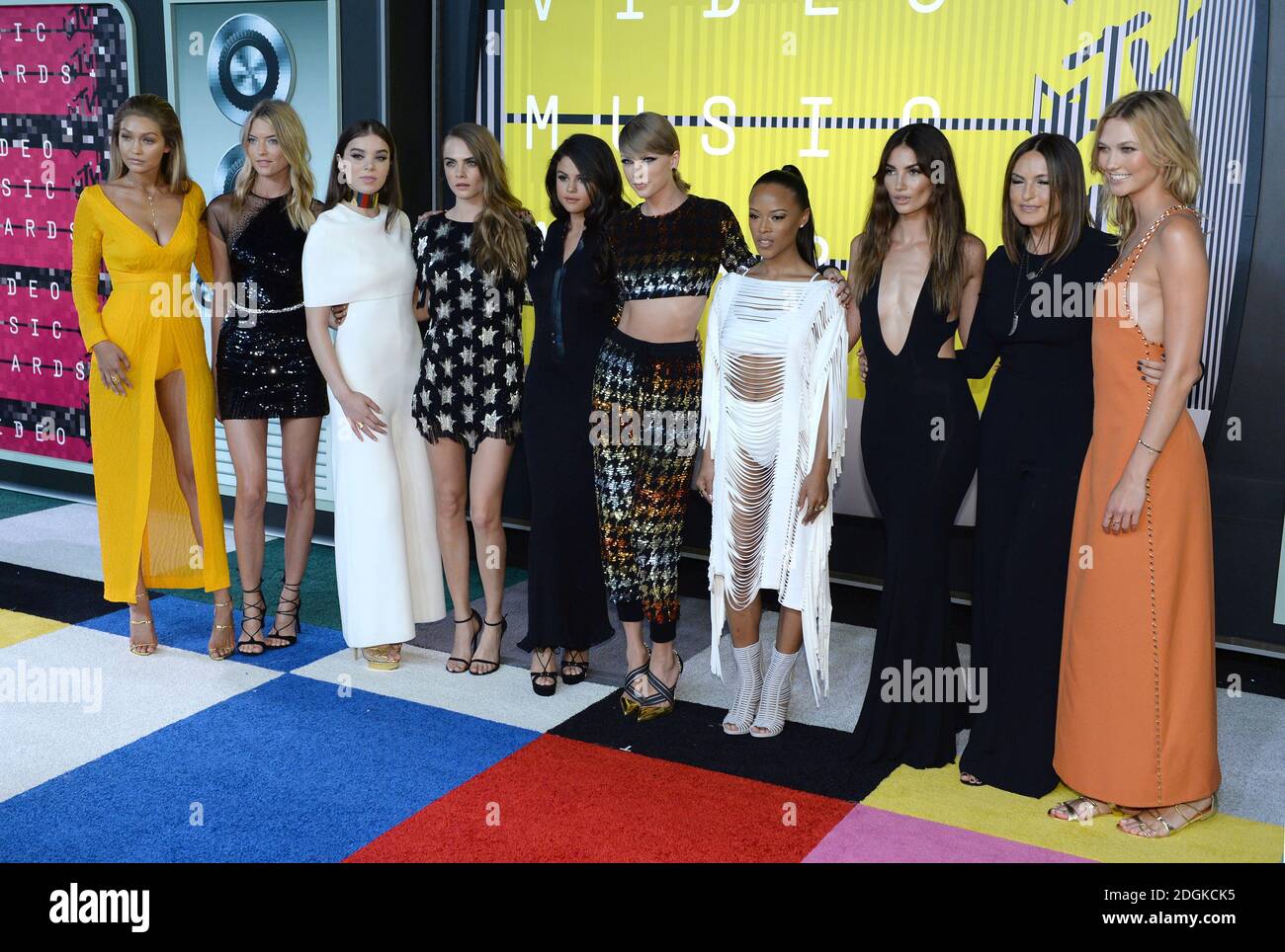 Gigi Hadid, Martha Hunt, Hailee Steinfeld, Cara Delevingne, Selena Gomez, Taylor Swift, Serayah McNeill, Lily Aldridge, Mariska Hargitay e Karlie Kloss arrivano sul tappeto rosso al MTV Video Music Awards 2015, al Microsoft Theatre di Los Angeles. Il credito immagine dovrebbe essere Doug Peters/EMPICS Entertainment Foto Stock