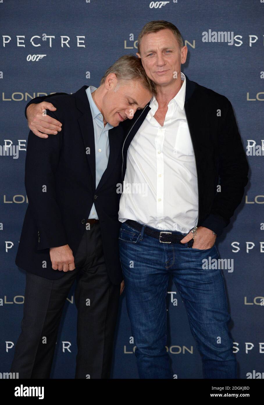 Christophe Waltz e Daniel Craig frequentano la fotocellula Spectre, tenuta presso la sala da ballo Corinthia Hotel, Whitehall Place, Londra. Foto Stock