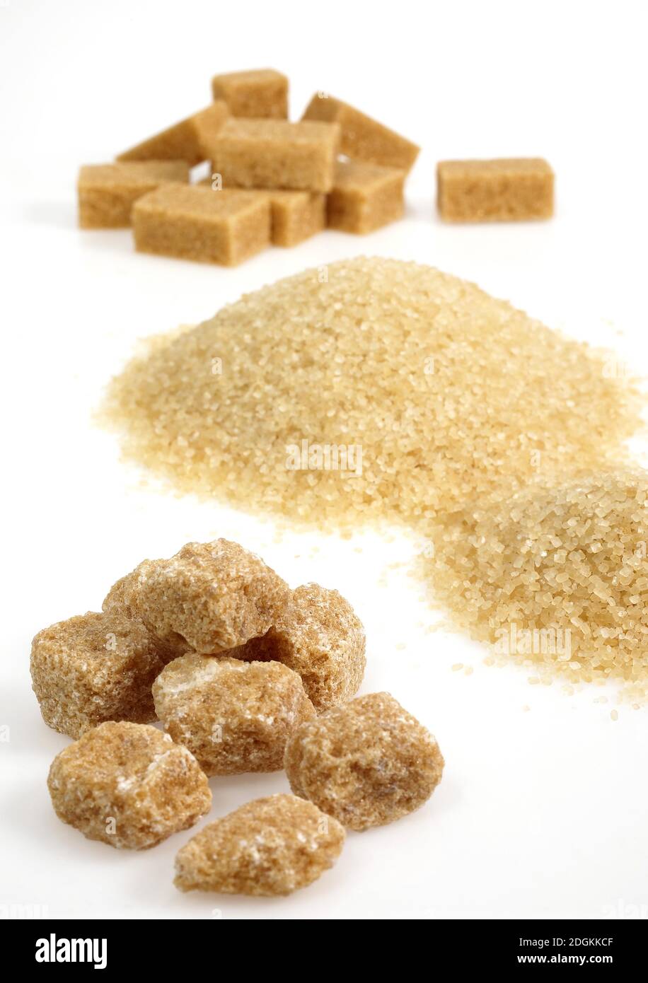 Brown un cubetto di zucchero e marrone zucchero semolato contro uno sfondo bianco 057663 Gerard immagini LACZ Foto Stock