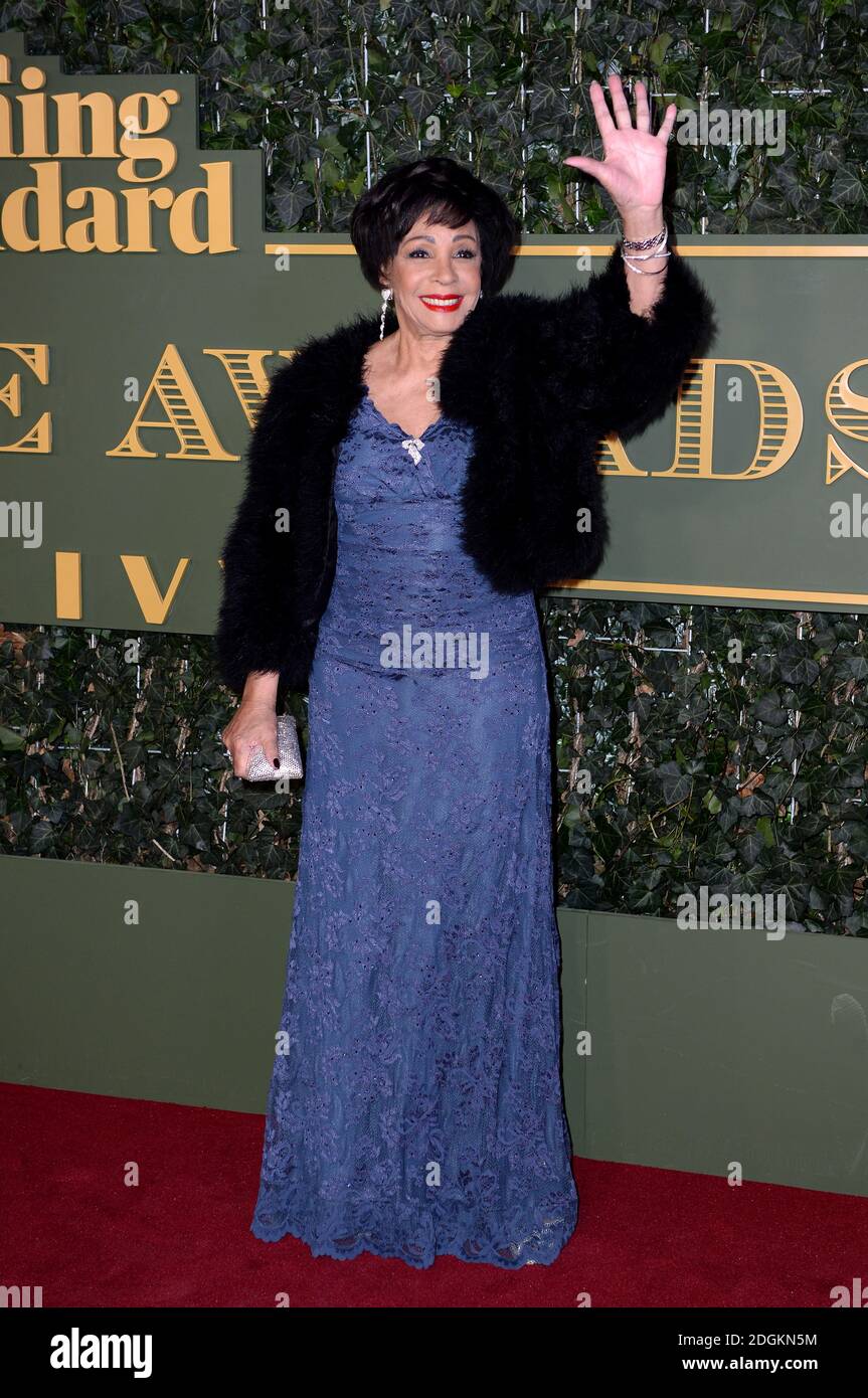 Shirley Bassey partecipa al London Evening Standard Theatre Awards tenutosi presso l'Old Vic Theatre di Londra il 22 novembre 2015. Foto Stock