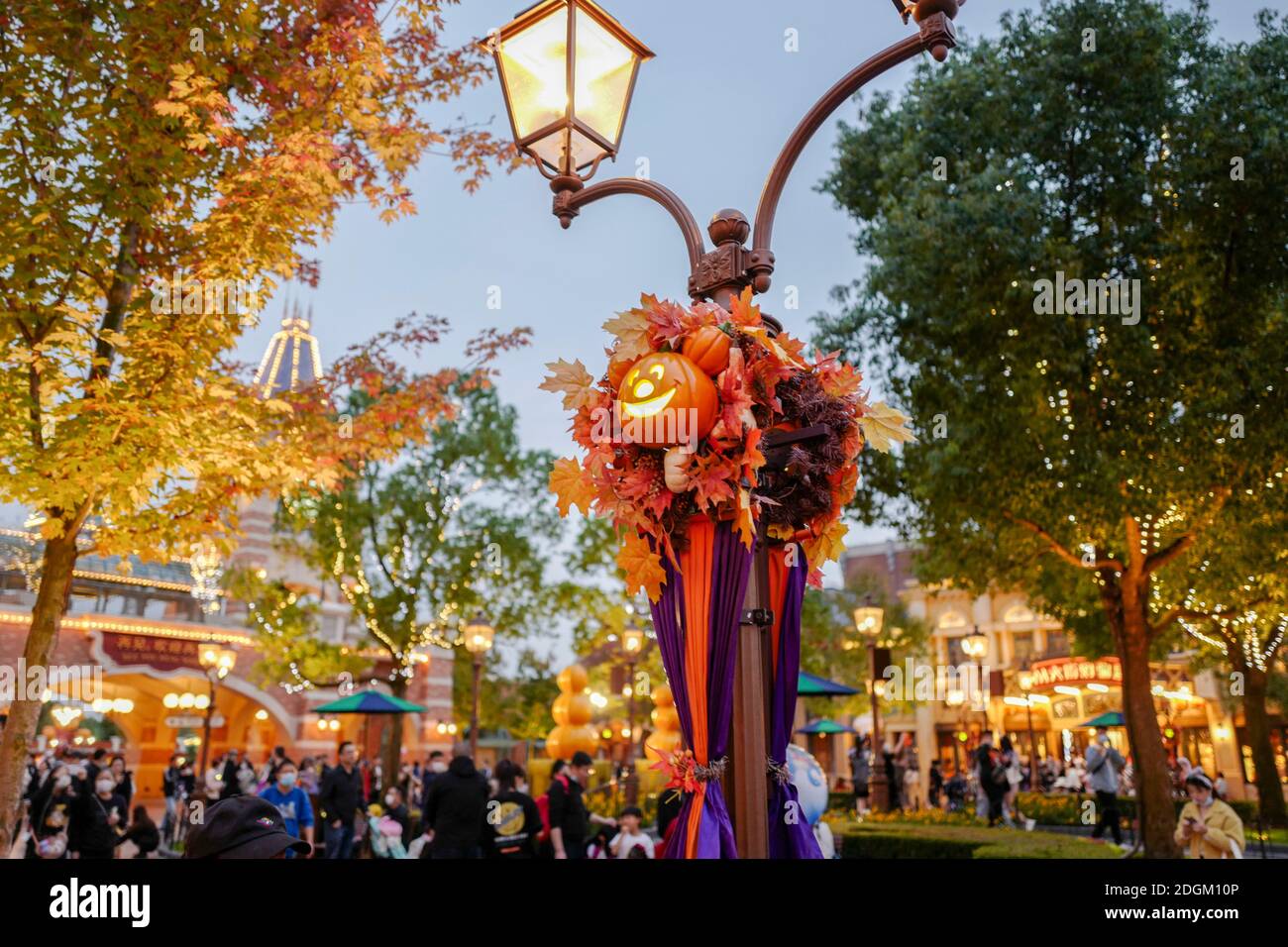 Decorazioni a forma di combinazione di zucca e classico I personaggi dei cartoni animati Disney sono ben organizzati all'interno del Parco Disneyland di Shanghai celebrat Foto Stock