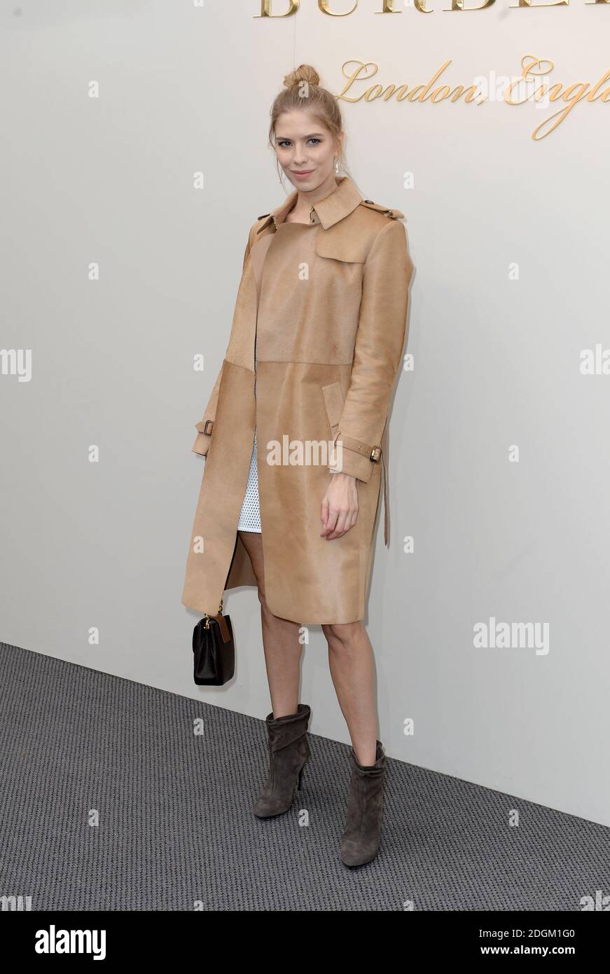 Elena Perminova in arrivo per lo spettacolo di abbigliamento da donna  Burberry Prorsum presso i Kensington Gardens, come parte della London  Fashion Week Foto stock - Alamy