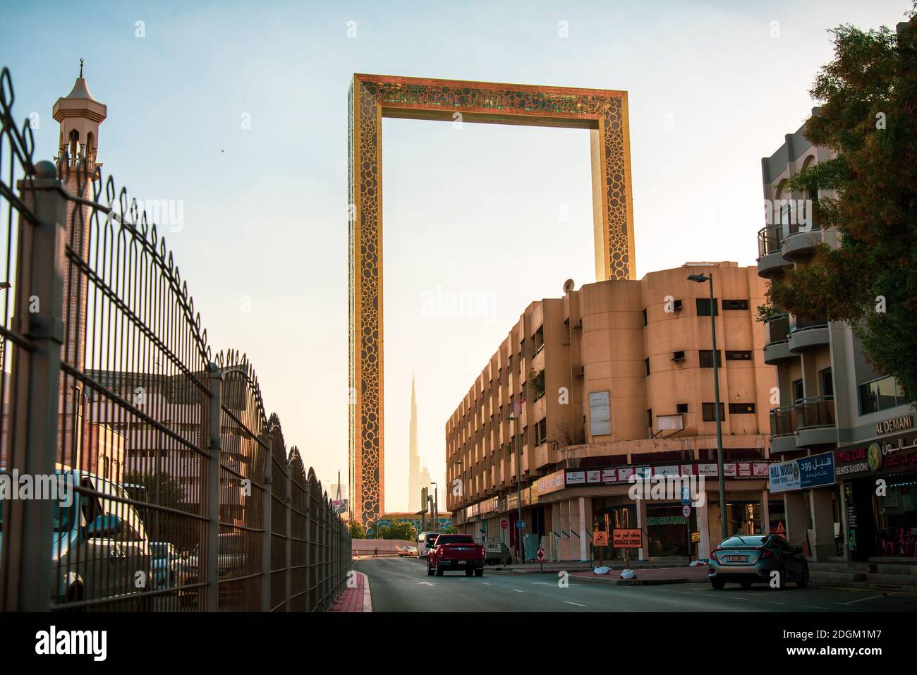 Dubai, Emirati Arabi Uniti - 26 novembre 2020: Vecchio quartiere di al Karama con Dubai telaio che si erge sopra e incorniciando Burj Khalifa e il moderno d Foto Stock