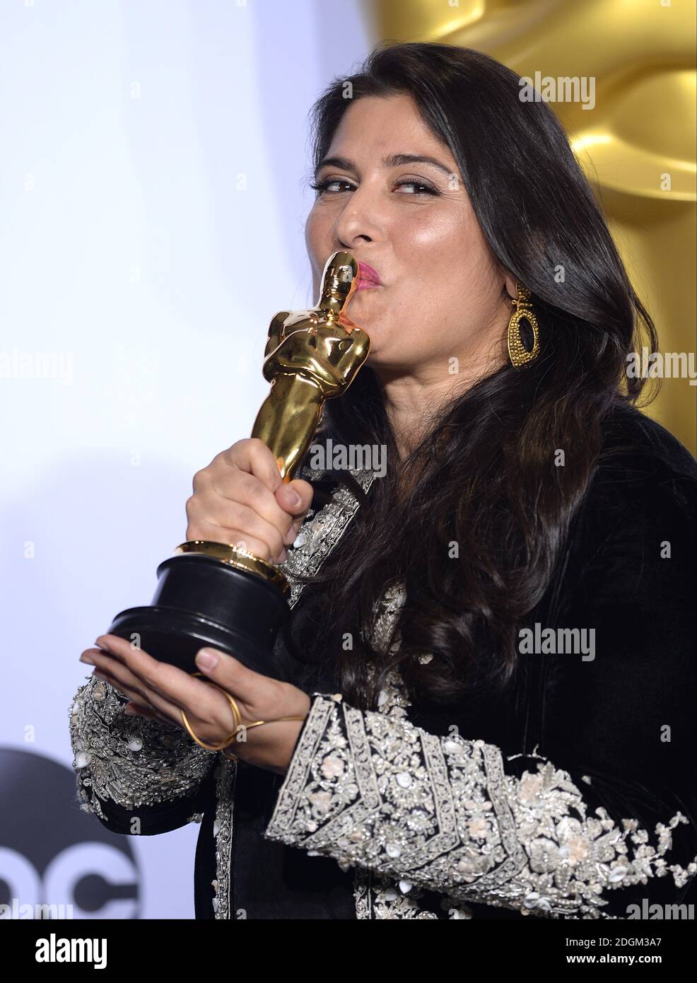 Sharmeen Obaid-Chinoy con il Premio Academy per il miglior cortometraggio documentario nella sala stampa degli ottantottantacinquesimi Academy Awards tenuti al Dolby Theatre di Hollywood, Los Angeles, CA, USA, 28 febbraio 2016. Foto Stock