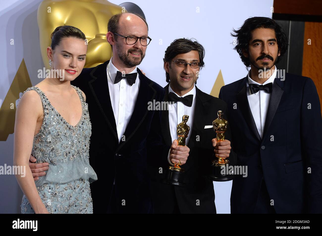 Daisy Ridley (all'estrema sinistra) e Dev Patel (all'estrema destra) presentano James Gay-Rees (seconda a sinistra) e Asif Kapadia (seconda a destra) con l'Academy Award come miglior documentario nella sala stampa dell'ottantottantesimo Academy Awards tenutosi al Dolby Theatre di Hollywood, Los Angeles, CA, USA, 28 febbraio 2016. Foto Stock