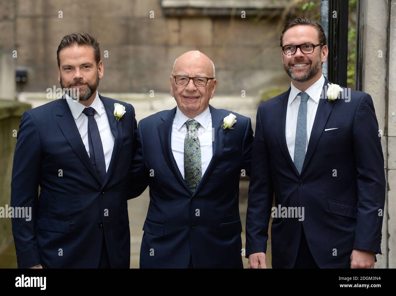 Rupert Murdoch accompagnato dai suoi figli James (a destra) e Lachlan (a sinistra) che presenziano alla benedizione nuziale di Rupert Murdoch e Jerry Hall alla St Brides Church, Fleet St, Londra Foto Stock