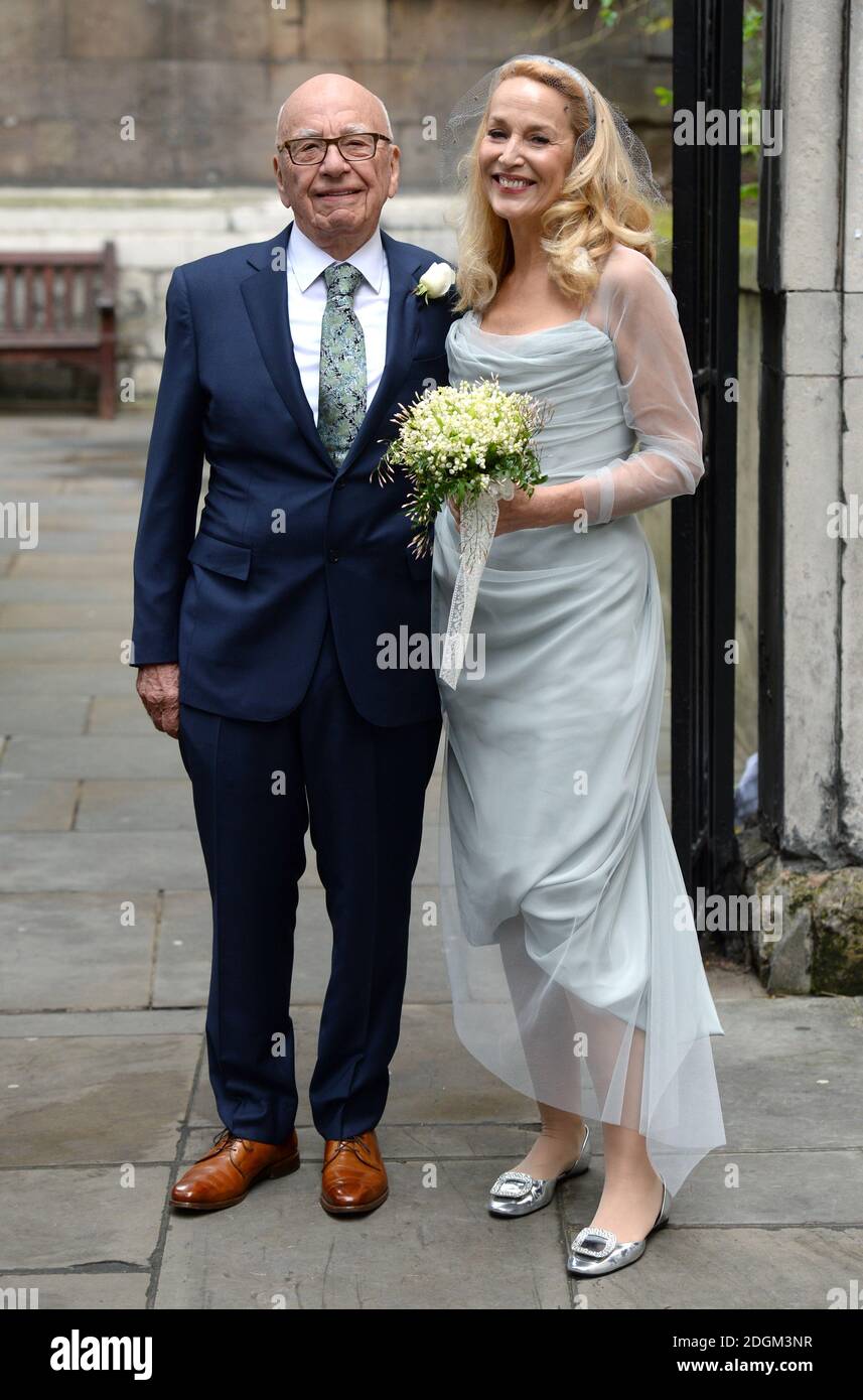 Rupert Murdoch e Jerry Hall lasciano la loro benedizione nuziale alla St Brides Church, Fleet St, Londra. Foto Stock