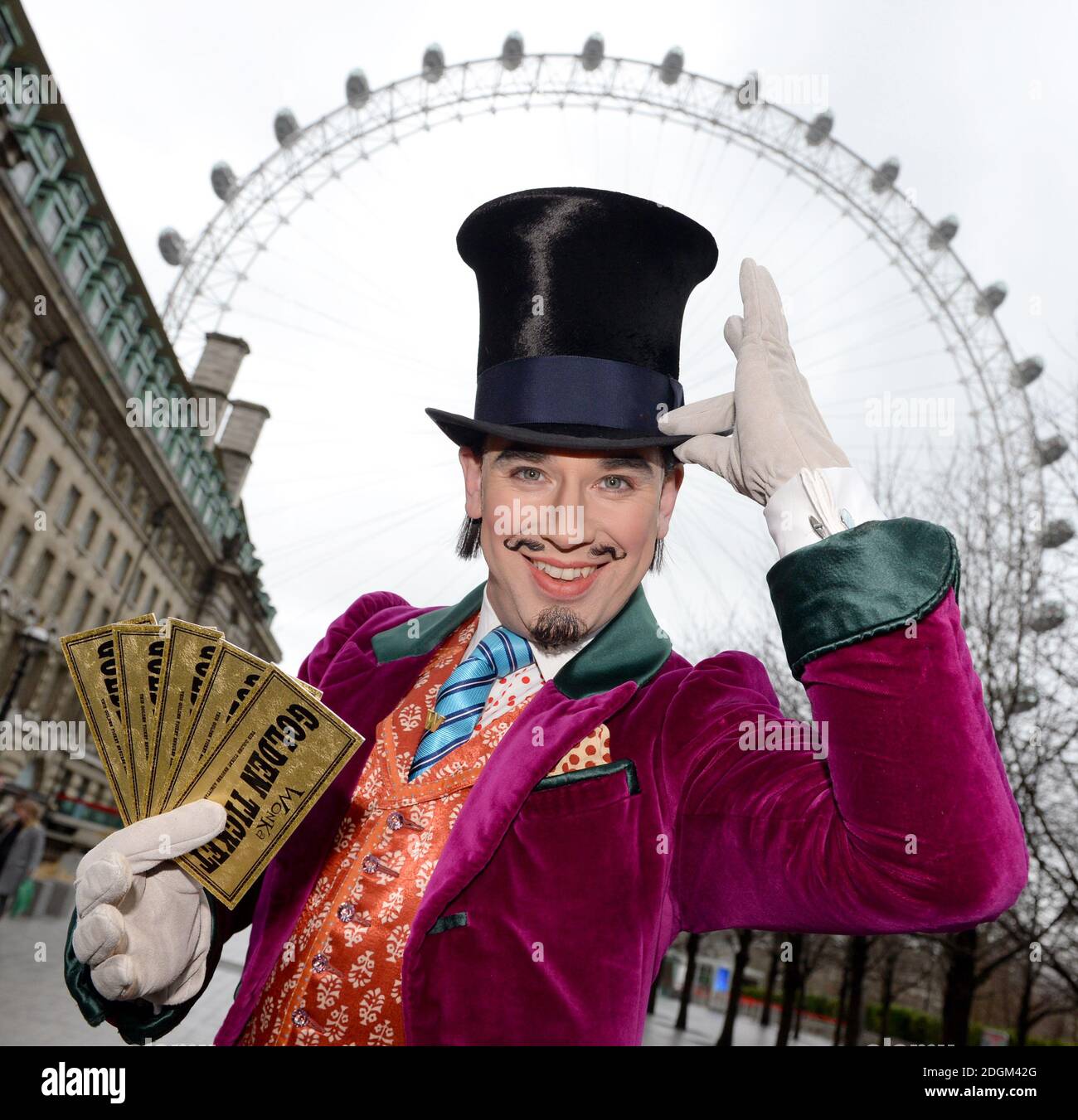 Willy Wonka è scappato oggi a casa sua West End per consegnare uno speciale biglietto d'oro al Coca-Cola London Eye per lanciare la vista della pura immaginazione, il londinese Eye's Easter Charlie e l'esperienza della fabbrica di cioccolato. Inoltre, avrai la possibilità di vincere lo speciale Golden Ticket Grand Prize, che comprende biglietti e un tour VIP del backstage di Roald Dahl's Charlie e della fabbrica di cioccolato The Musical, una capsula privata per il party sul London Eye e un soggiorno in hotel a Londra. Foto Stock