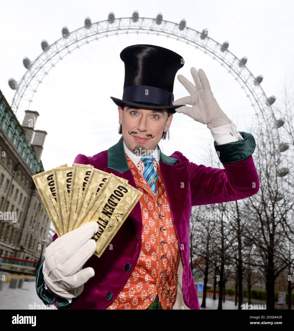 Willy Wonka è scappato oggi a casa sua West End per consegnare uno speciale biglietto d'oro al Coca-Cola London Eye per lanciare la vista della pura immaginazione, il londinese Eye's Easter Charlie e l'esperienza della fabbrica di cioccolato. Inoltre, avrai la possibilità di vincere lo speciale Golden Ticket Grand Prize, che comprende biglietti e un tour VIP del backstage di Roald Dahl's Charlie e della fabbrica di cioccolato The Musical, una capsula privata per il party sul London Eye e un soggiorno in hotel a Londra. Foto Stock