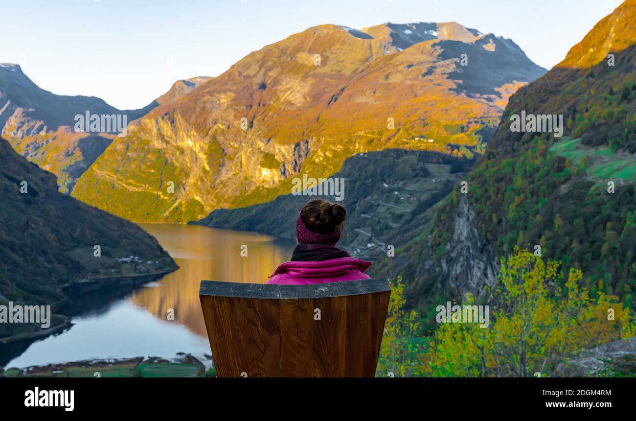 Donna turistica godendo della vista sul famoso fiordo norvegese Geiranger. Foto Stock