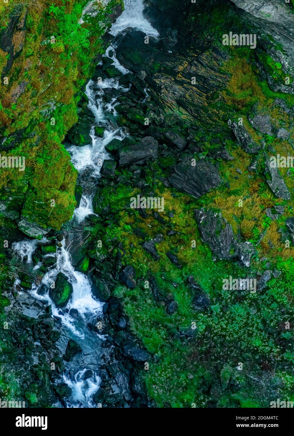 Cascata che attraversa una profonda gola circondata da una lussureggiante vegetazione verde. Visto dall'alto. Foto Stock
