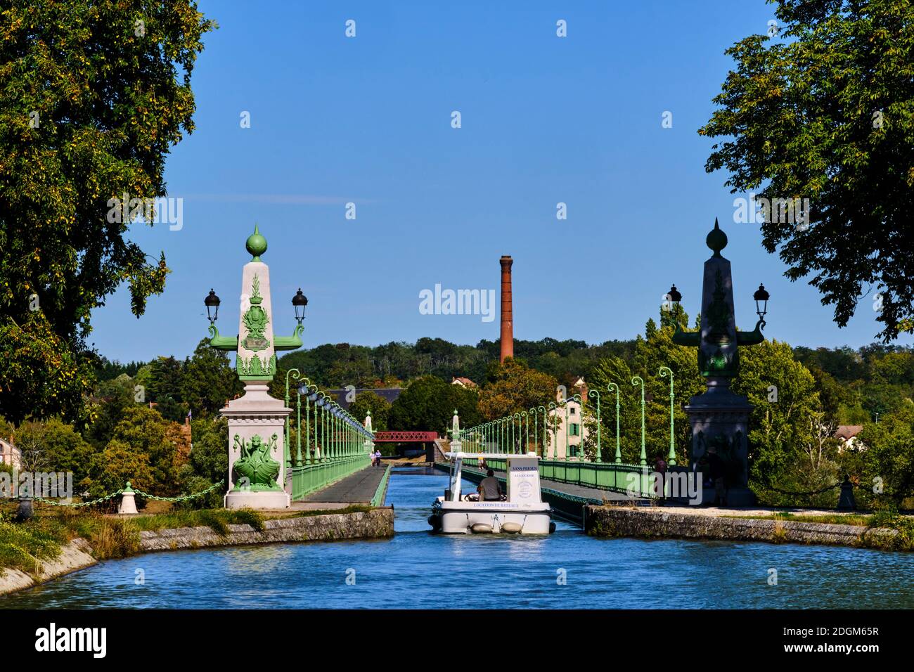 Francia, Loiret (45), Briare, Briare ponte canale costruito da Gustave Eiffel che porta il canale laterale alla Loira sopra la Loira Foto Stock