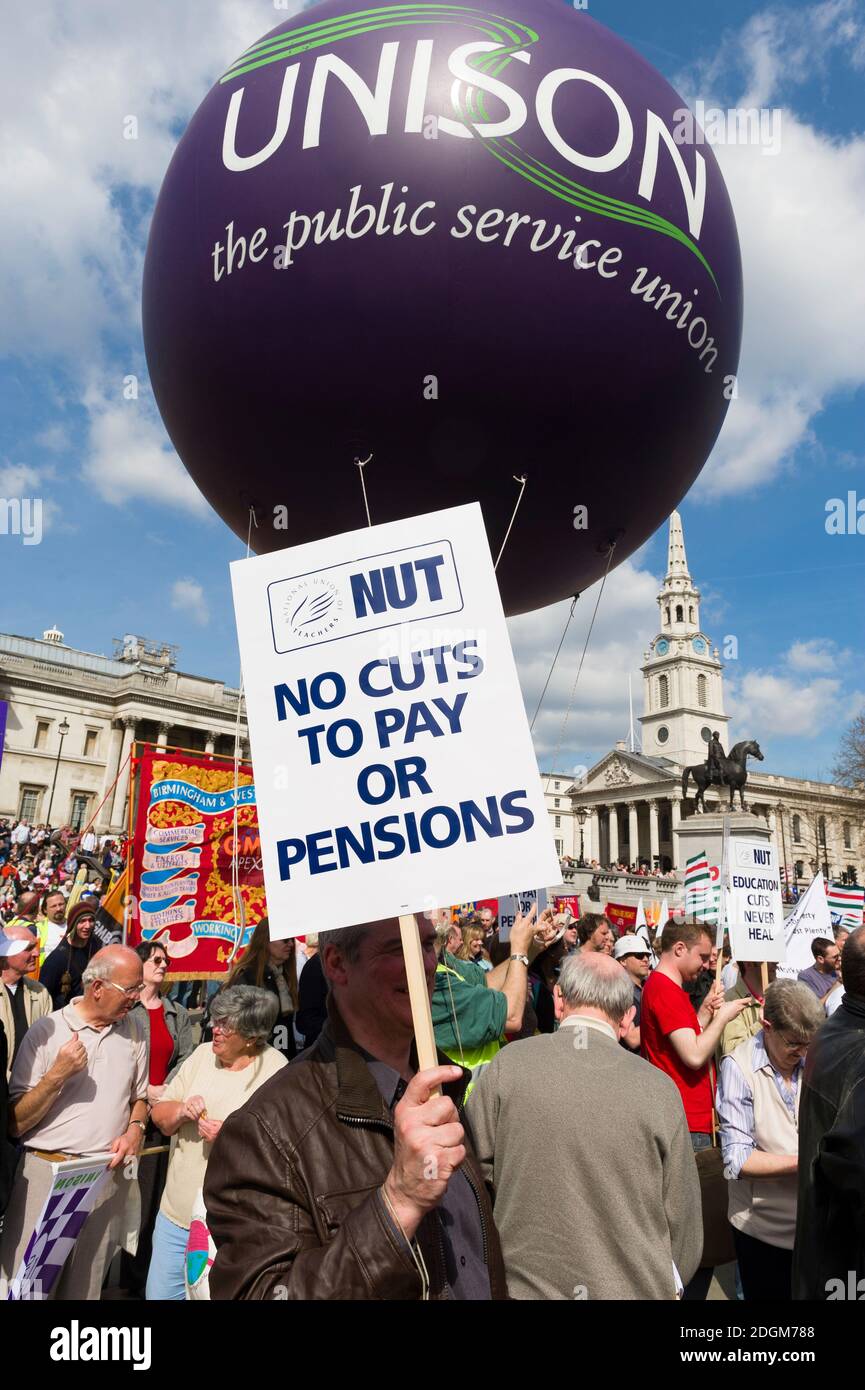 Proteggi il nostro Welfare state e servizi pubblici marzo e Rally. Lo scopo della dimostrazione era quello di "inviare un messaggio chiaro" a tutti i partiti politici: "La maggioranza della gente non vuole vedere ulteriori tagli e privatizzazioni". Rally, Trafalgar Square, Londra, Regno Unito. 10 Apr 2010 Foto Stock