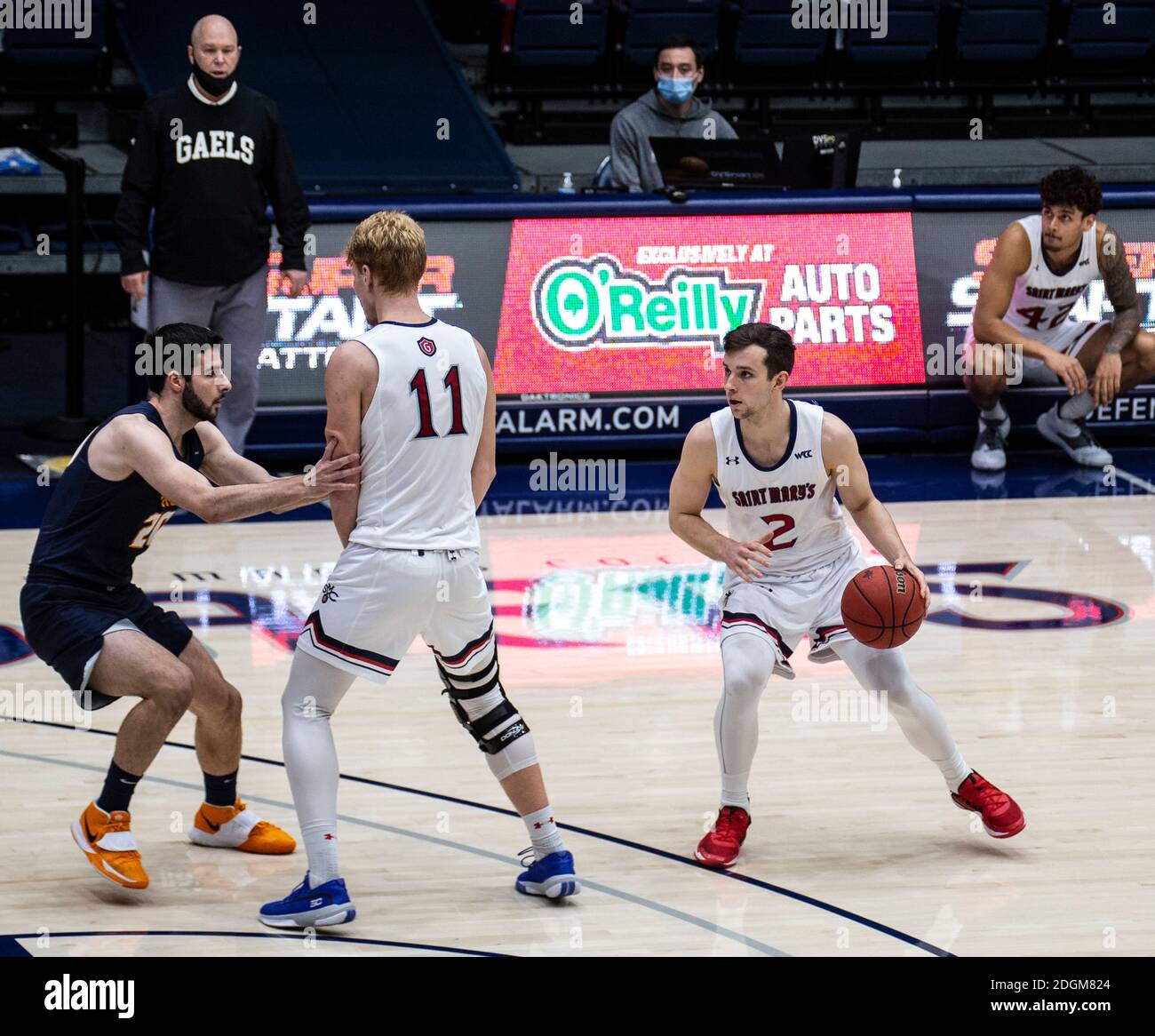 Moraga, California, USA, 8 dicembre 2020. La guardia di St. Mary's Gaels Quinn Clinton n. 2 porta la palla sul campo durante il gioco di basket maschile NCAA tra i minatori UTEP e la vittoria di Saint Mary's Gaels 73-61 al McKeon Pavilion Moraga Calif. Thurman James/CSM/Alamy Live News Foto Stock