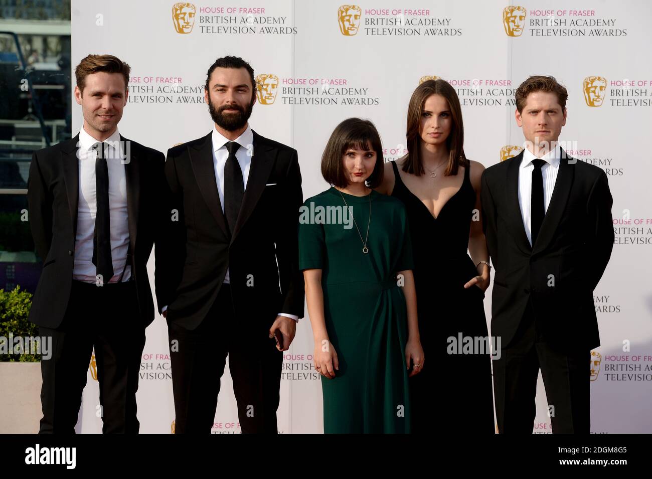 Aiden Turner (seconda a sinistra), Heida Reed (seconda a destra), Kyle Soller (a destra), Luke Norris (a sinistra) e Ruby Bentall (al centro) di Poldark che partecipano alla House of Fraser BAFTA TV Awards 2016 al Royal Festival Hall, Southbank, Londra. Foto Stock