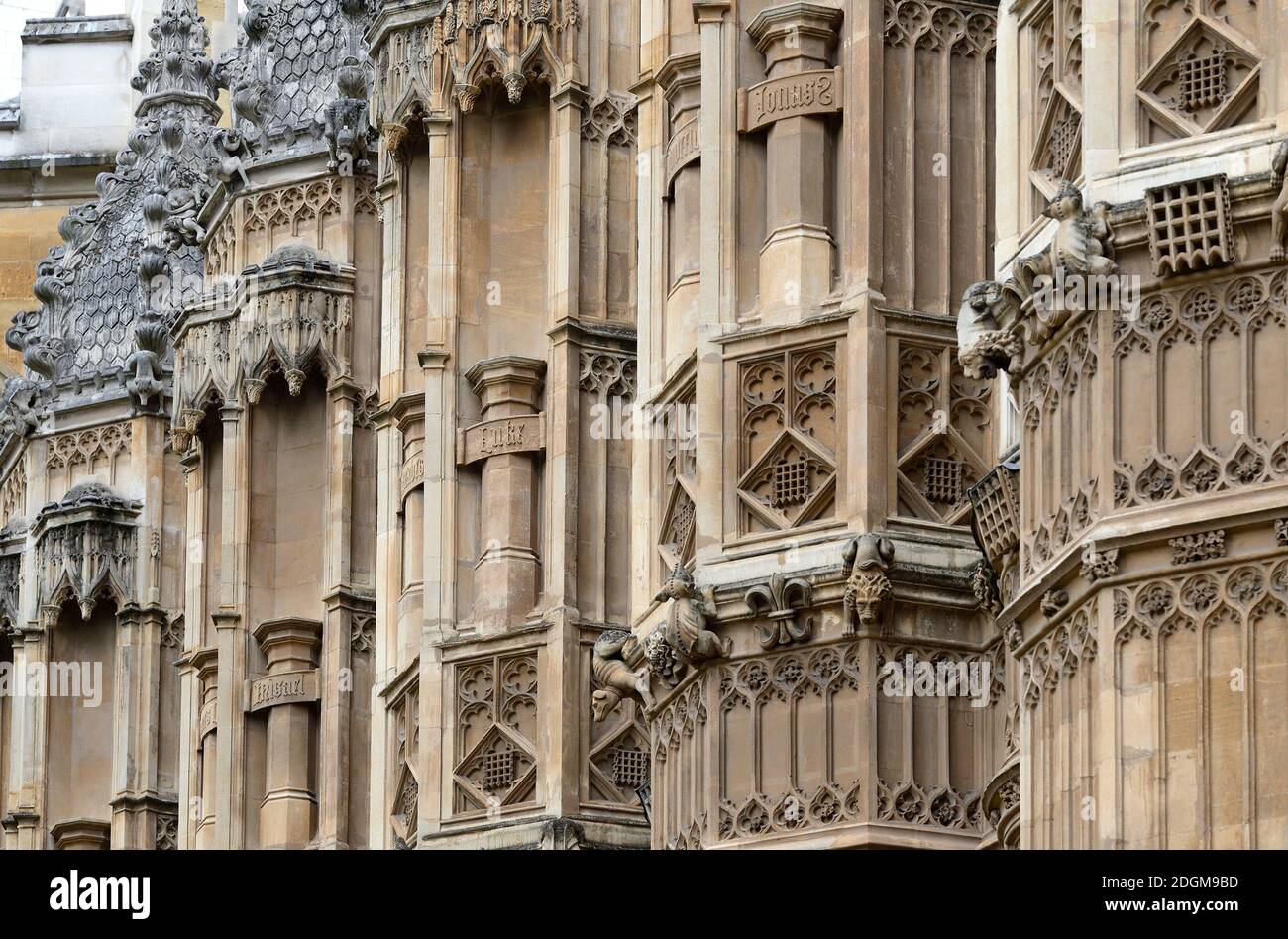 Londra, Inghilterra, Regno Unito. Abbazia di Westminster: Dettaglio dell'esterno della Cappella di Enrico VII. Plinti vuoti originariamente abitati da statue, che dal 1700.. Foto Stock