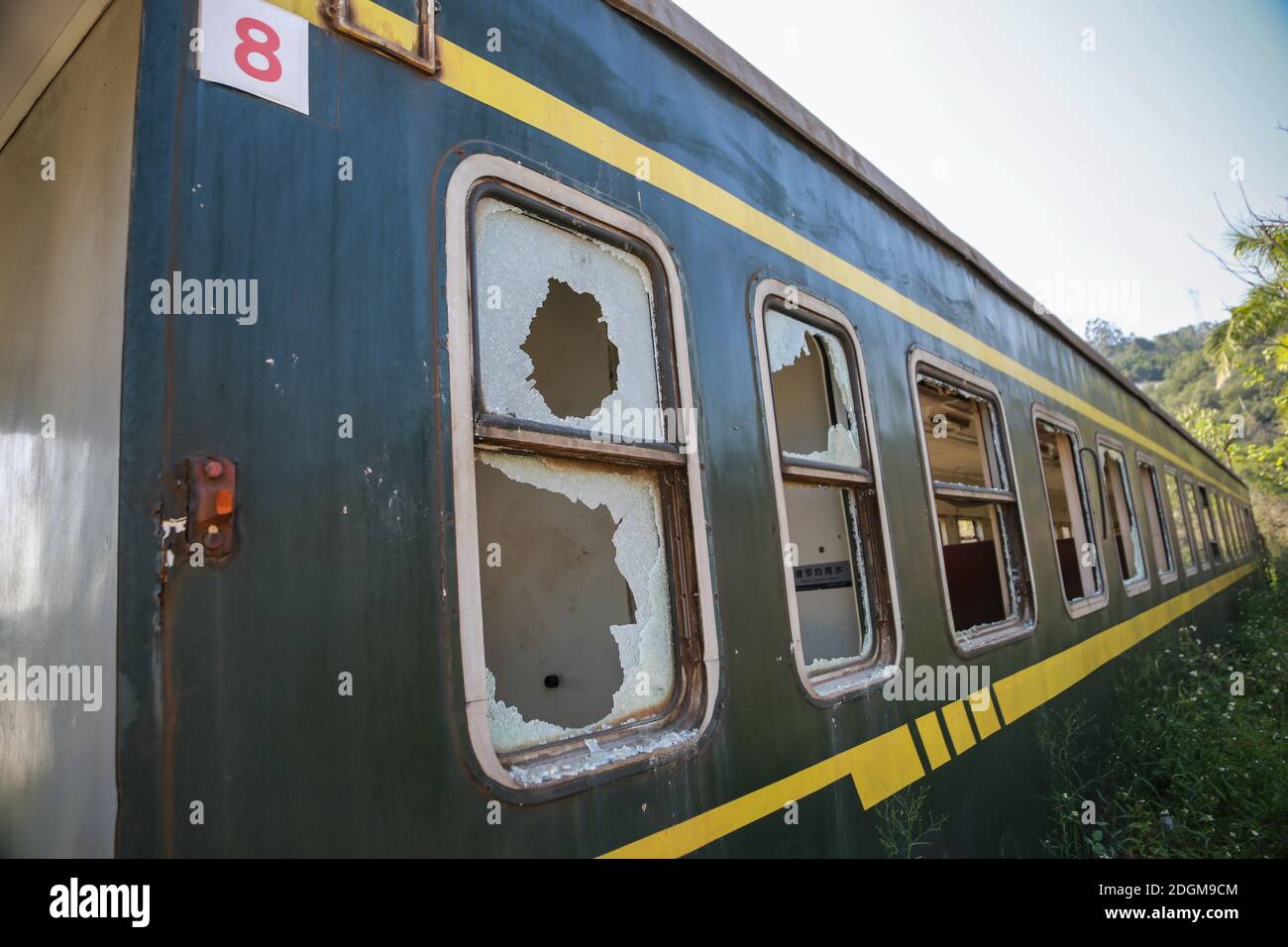 Ci sono mucchi di treni abbandonati con pelle verde sul cimitero dei treni, che ha una particolare bellezza nella città di Nanning, guangxi pr della Cina centro-meridionale Foto Stock